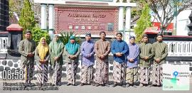 Lestarikan Warisan Budaya, Pamong dan Staf Kalurahan Tancep Kenakan Pakaian Adat Yogyakarta Setiap K